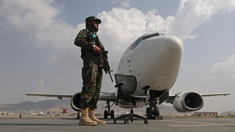 Soldado do Talibã próximo a aeronave no aeroporto de Cabul, no Afeganistão - Karim Sahib/AFP
