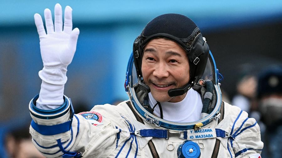 8.dez.2021 - O bilionário japonês Yusaku Maezawa acena antes de embarcar na espaçonave Soyuz MS-20 antes do lançamento no cosmódromo de Baikonur, no Cazaquistão - Kirill KUDRYAVTSEV / POOL / AFP