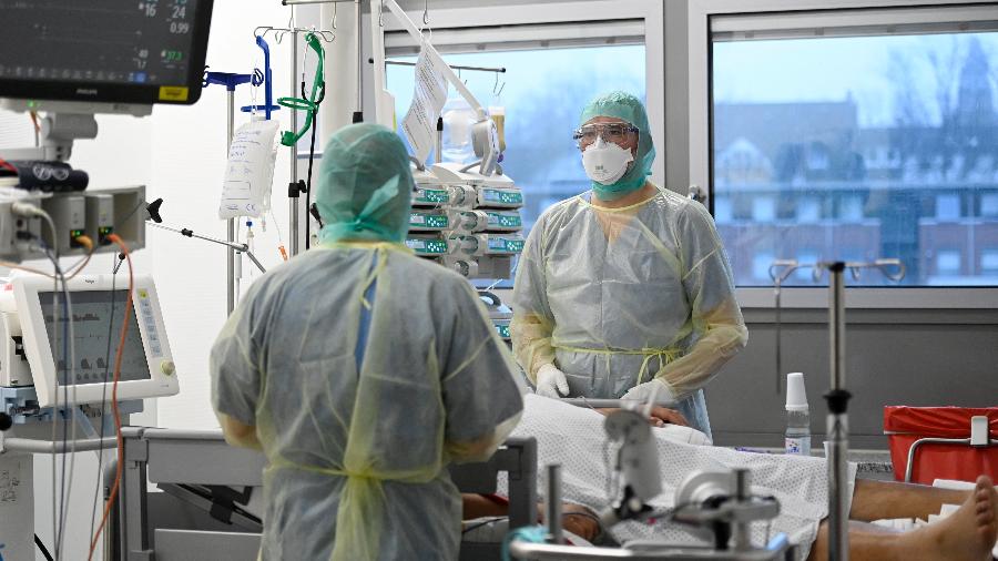 16.dez.2021 - Equipe médica cuida de paciente infectado com covid-19 na UTI em Bochum, na Alemanha - Ina Fassbender/AFP