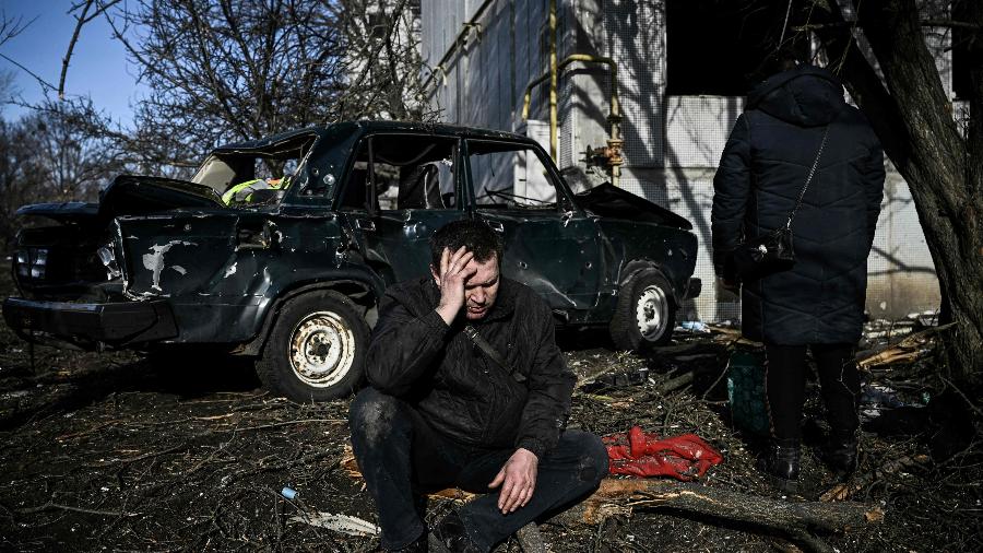 24.fev.2022 - Um homem lamenta, do lado de fora de seu prédio destruído, após bombardeios no leste da Ucrânia - Aris Messinis/AFP