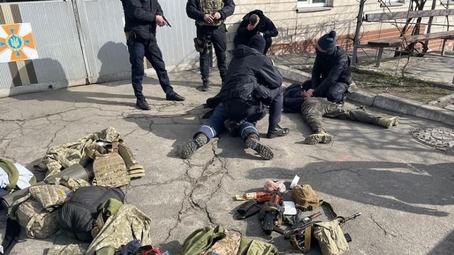 O Ministério da Defesa da Ucrânia alertou os ucranianos de que russos podem estar se disfarçando de membros da segurança do Estado ou mesmo de civis do país - Reprodução/Twitter/@DefenceU