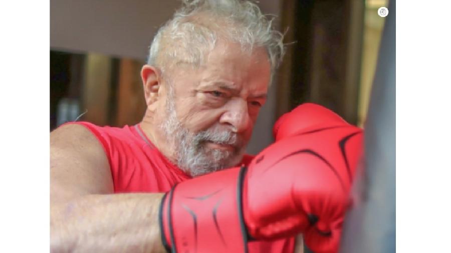 Ex-presidente Lula se exercita treinando boxe. Ele esmurrou um saco de ações judiciais. E ganhou a luta - Reprodução