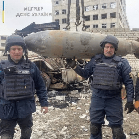 Soldados ucranianos mostram bomba FAB-500, segurada por ganchos - Reprodução/Twitter
