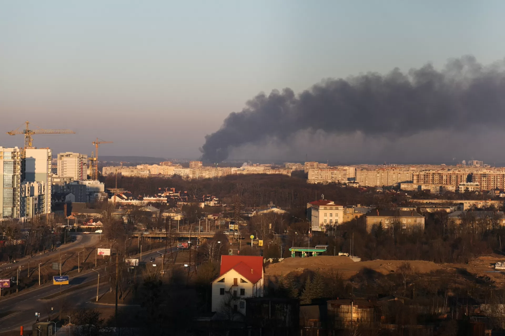 18 de marzo de 2022: Misiles alcanzan un área cerca del aeropuerto de Lviv, Ucrania - Reuters