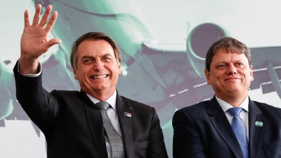 Presidente Jair Bolsonaro (PL) ao lado do ex-ministro da Infraestrutura Tarcísio de Freitas (Republicanos) - Alan Santos/PR