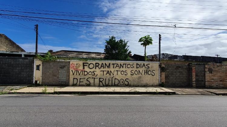 Muro pichado em casa abandonada no bairro do Pinheiro, em Maceió