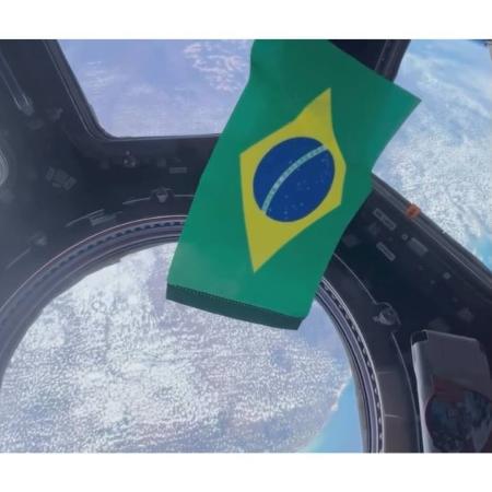 Bandeira do Brasil é usada em homenagem feita por cosmonauta russo - Oleg Artemiev/Instagram