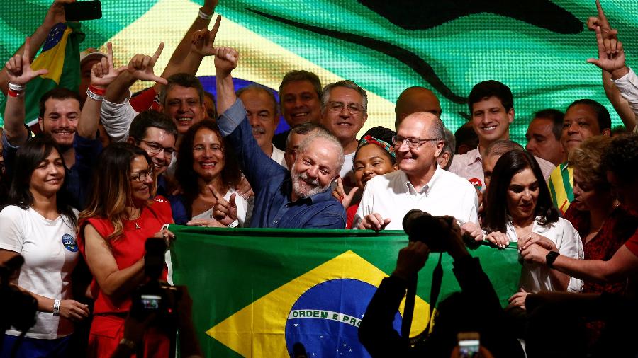 Lula comemora com aliados a terceira vitória em uma eleição presidencial - Carla Carniel/Reuters