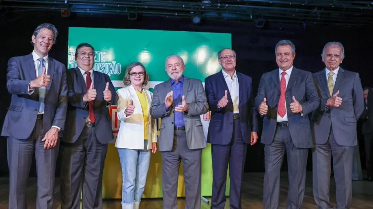 Os futuros ministros Fernando Haddad (Fazenda), Flávio Dino (Justiça), Rui Costa (Casa Civil) e José Múcio (Defesa) durante anúncio de Lula (PT), junto a Gleisi Hoffmann (PT) e o futuro  vice-presidente Geraldo Alckmin (PSB), em Brasília - Ricardo Stuckert - Ricardo Stuckert