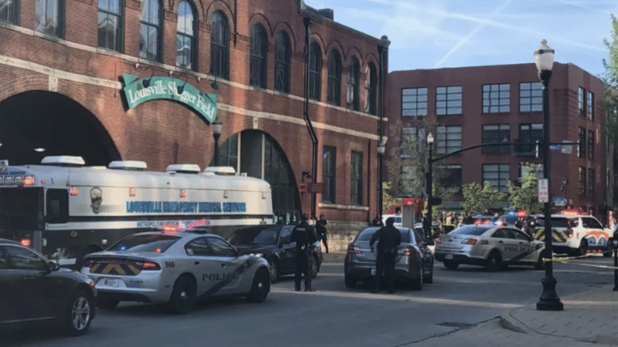 Policiais diante de local onde homem atirou e matou cinco em Louisville, no Kentucky - Michael Clevenger/USA Today Network via Reuters