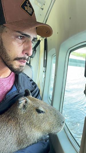 Influencer Agenor Tupinambá nega usar capivara Filó para ganhar dinheiro