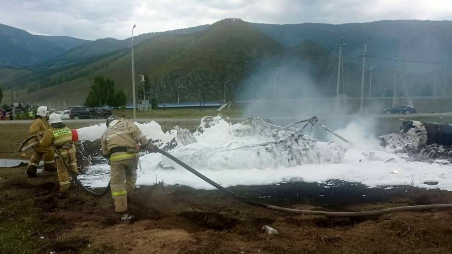 Equipes de emergência no local onde um helicóptero caiu na Sibéria