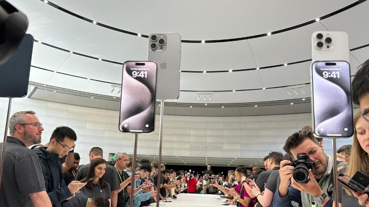 iPhone 15 Pro e 15 Pro Max durante o lançamento da Apple em Cupertino, Califórnia (EUA) 