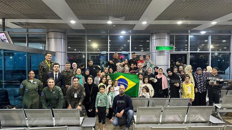 Grupo de brasileiros que estavam em Gaza antes de embarcar em avião da FAB