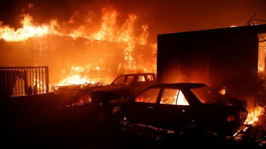 Veículos e casas pegam fogo em Viña del Mar, Chile, após incêndios florestais se espalharem