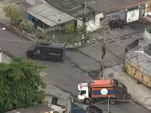 Polícia faz operação em comunidade do Rio; caminhão é usado como barricada