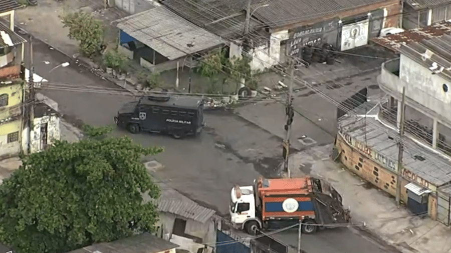 Barricadas em acesso da Vila Aliança, em Bangu, durante operação da PM no Rio