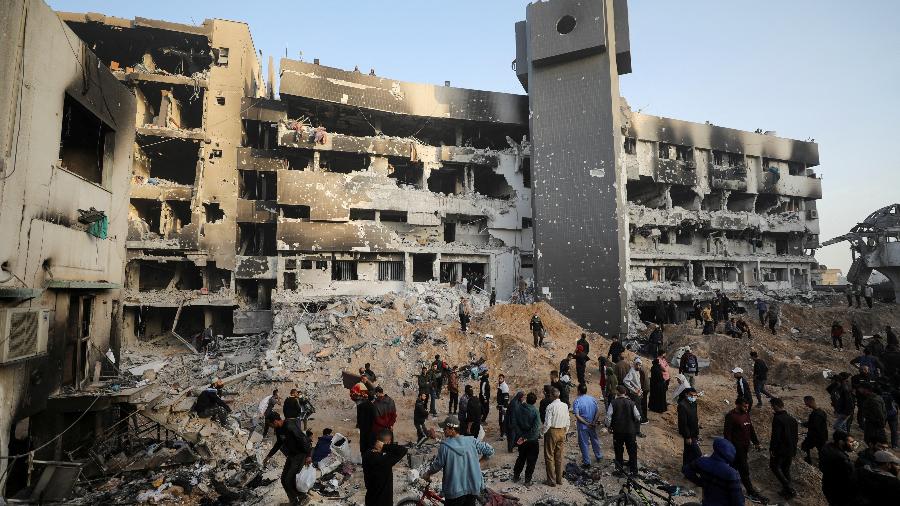 Palestinos inspecionam os danos no Hospital Al Shifa após a retirada das forças israelenses em 1º de abril de 2024
