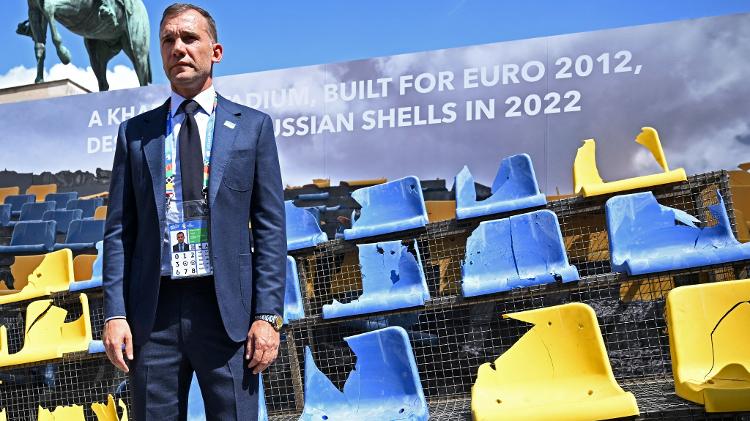 O presidente da Associação Ucraniana de Futebol, Andriy Shevchenko, mostra os assentos do Estádio Sonyachny, em Kharkiv, que foram bombardeado por mísseis russos antes da estreia da Ucrânia hoje na Eurocopa em jogo contra a Romênia.