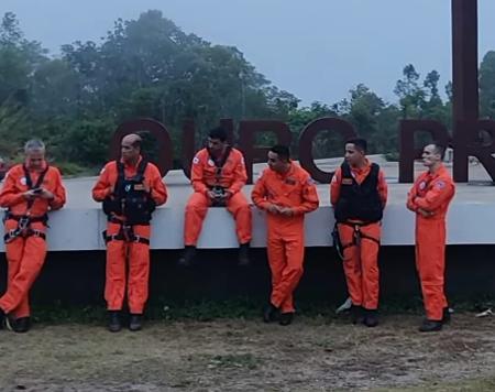 Equipe aguardando a melhora do tempo antes de voltar para a aeronave em Ouro Preto