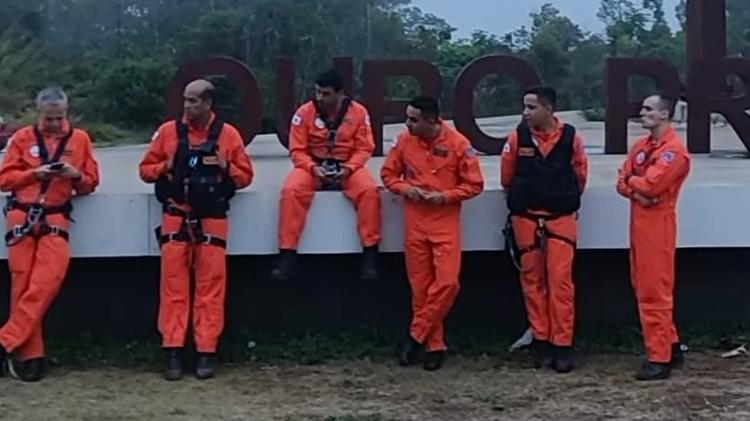 Equipe aguardando a melhora do tempo antes de voltar para a aeronave em Ouro Preto. Da esquerda para a direita, enfermeiro Bruno Sudário, sargento Welerson, médico Rodrigo, capitão Wilker, sargento Gabriel e tenente Victor