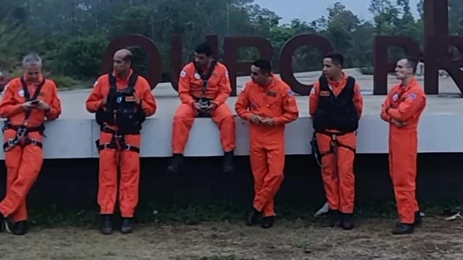 Equipe aguardando a melhora do tempo antes de voltar para a aeronave em Ouro Preto - Reprodução/Redes sociais