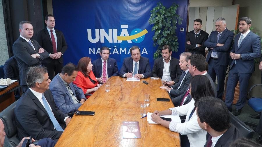 Elmar Nascimento, líder do União Brasil, ao lado do líder do Republicanos, Hugo Motta (PB), e do presidente do União, Antonio Rueda 