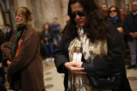 Fiel segura uma imagem do Papa Francisco durante uma missa na Catedral Metropolitana de Buenos Aires Fiel segura uma imagem do Papa Francisco durante uma missa na Catedral Metropolitana de Buenos Aires