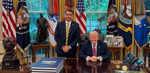 Flávio Bolsonaro posa para foto com Trump, muda rota e retoma bolsonarismo