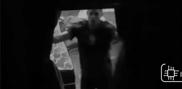 Homem fecha cortina para agredir namorada; vizinha filma e chama polícia