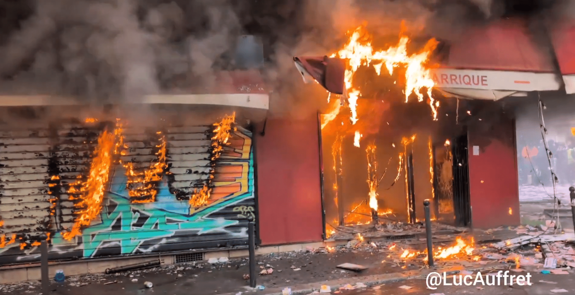 Comércio é incendiado durante protestos na França - undefined
