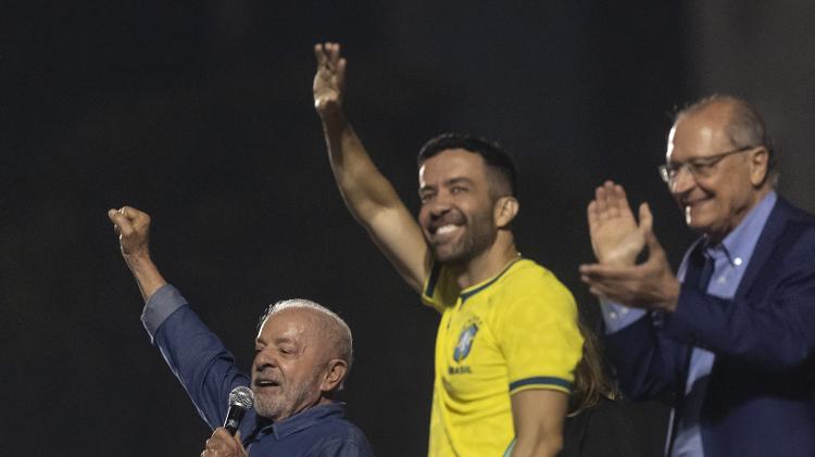 Janones comemora entre Lula e Alckmin a reeleição do presidente Janones comemora entre Lula e Alckmin a reeleição do presidente