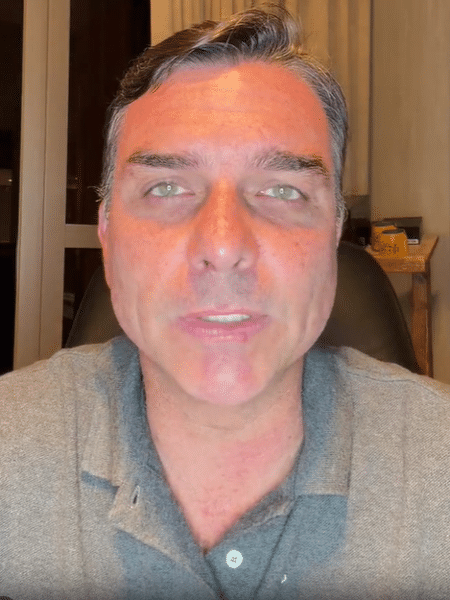 Flávio Bolsonaro em primeira live após fugir do Brasil para os EUA Flávio Bolsonaro em primeira live após fugir do Brasil para os EUA