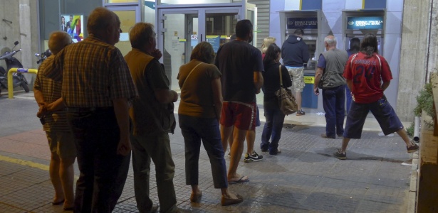 27.jun.2015 - Clientes fazem fila para sacar dinheiro num caixa automático do Banco Nacional da Grécia, em Atenas - Yiannis Panagopoulos/Eurokinissi/Reuters
