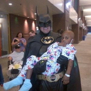 Lenny B. Robinson, 51, que se vestia de Batman para visitar crianças em tratamento contra o câncer, nos EUA, morreu em um acidente de carro neste domingo (16) - Facebook/Lenny B. Robinson/Reprodução