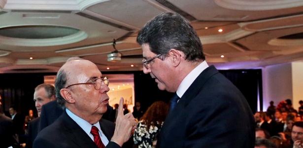 Em maio, o ministro da Fazenda, Joaquim Levy (à dir.), encontrou Henrique Meireles em evento em São Paulo - Ernesto Rodrigues/Folhapress