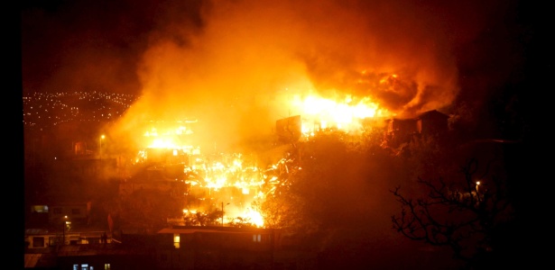 Construída sobre 40 colinas à beira do oceano Pacífico, Valparaíso foi atingida no início de 2014 por um incêndio que provocou 15 mortes, e deixou 12 mil desabrigados - Reuters