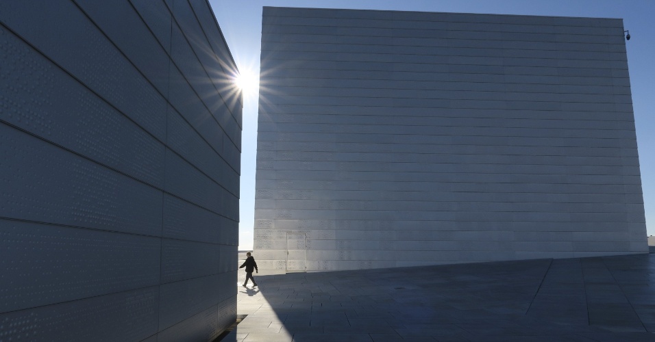 16.out.2015 - Homem passa entre as estruturas do Oslo Ópera House, em Oslo, na Noruega