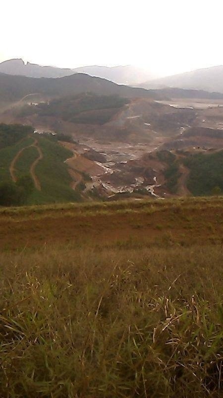 5.nov.2015 - A barragem da mineradora Samarco Fundão, no sub-distrito de Bento Rodrigues, distrito de Santa Rita Durão, em Mariana (MG), 115 Km de Belo Horizonte, rompeu por volta de 16h30 desta quinta-feira (5). De acordo com o Corpo de Bombeiros, pelo menos dez pessoas estão desaparecidas. Existe a possibilidade de que algumas pessoas tenham ficado ilhadas e outras sido soterradas - Eduardo José/Facebook