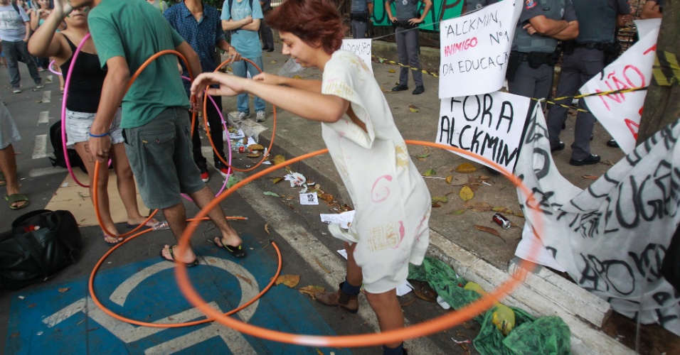 12.nov.2015 - Mnifestantes levam bambolês para o grupo que dá apoio aos estudantes que ocuparam a escola estadual Fernão Dias, na zona oeste de São Paulo. Grupo ocupa escola desde dia 10