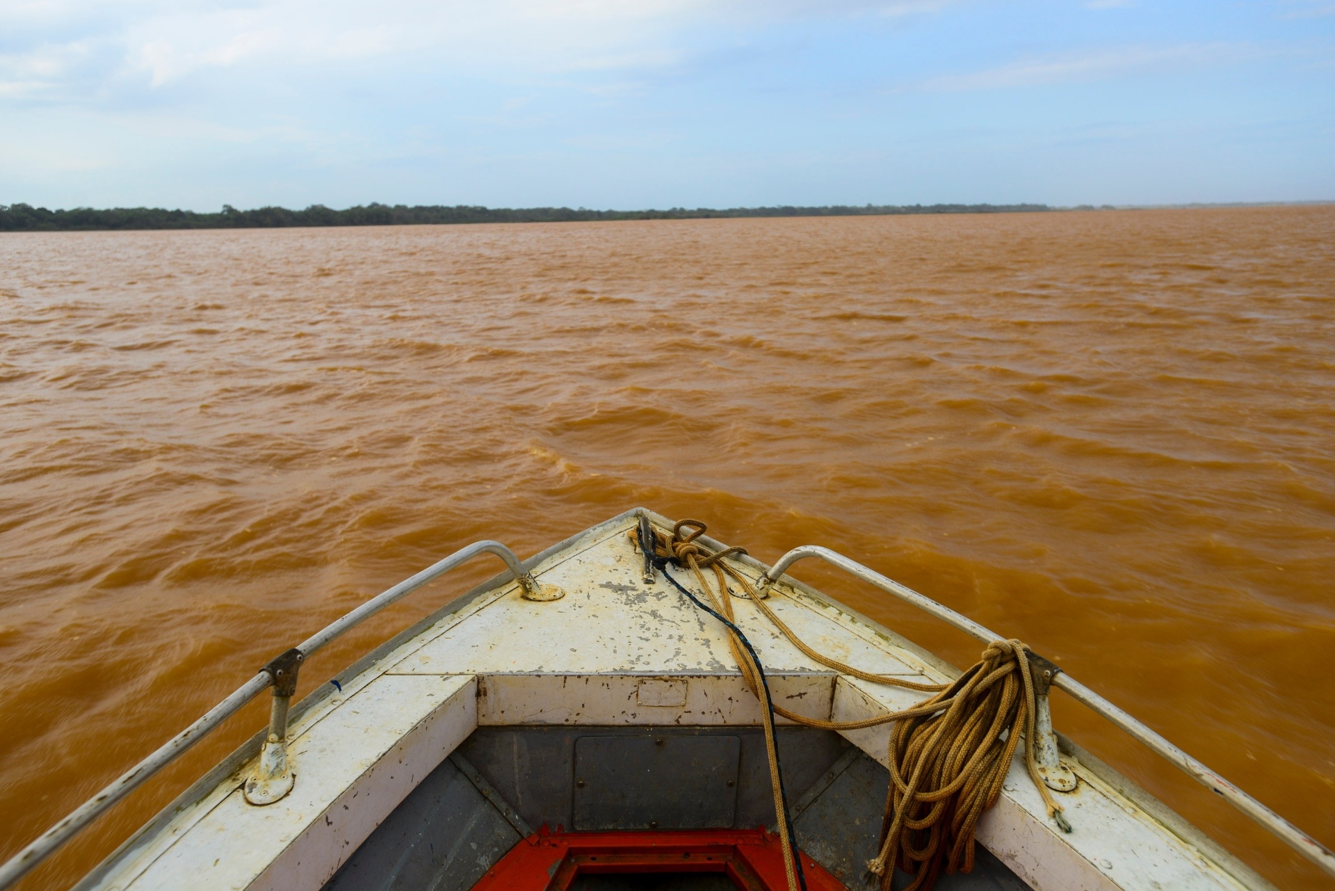 21.nov.2015 - A lama liberada com o rompimento de barragens em Mariana (MG), no dia 5, chegou ao mar do Espírito Santo na tarde deste sábado (21) - Gabriel Lordello/Mosaico Imagem/UOL