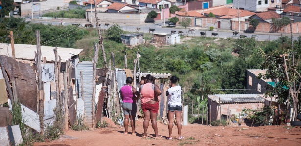 Moradores da comunidade Rosa Leão, em Isidoro, região ocupada por mais de 30 mil pessoas em Belo Horizonte, olham para o bairro Jaqueline, logo abaixo