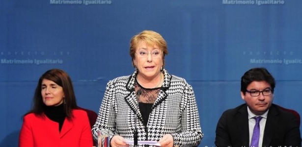 Michelle Bachelet (centro) é a última mulher de pé - picture-alliance/dpa/Agencio Uno/S. B. Gaete