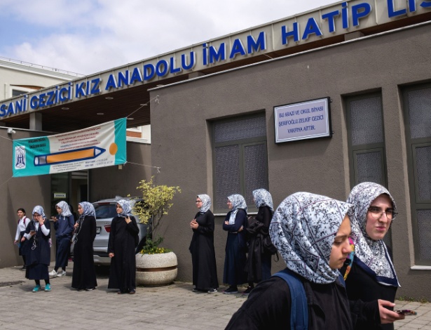 Estudantes em uma escola religiosa em Istambul, na Turquia - Nicole Tung/The New York Times
