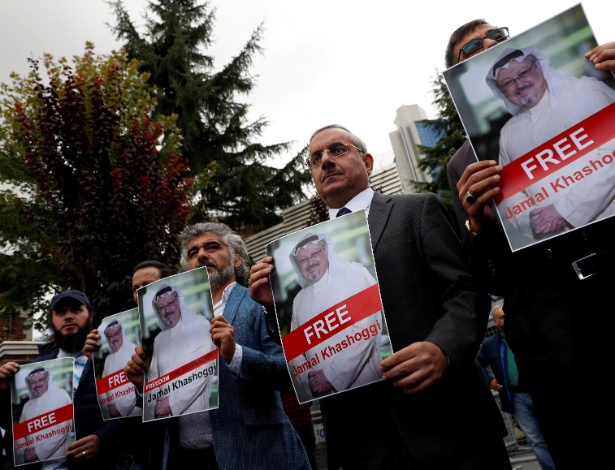 Ativistas dos direitos humanos e amigos de Jamal Khashoggi protestam em frente ao consulado saudita em Istambul - Murad Sezer/Reuters