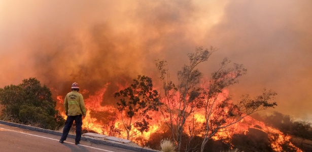 Bombeiro observa incêndio em uma estrada na Califórnia - Zhao Hanrong/Xinhua
