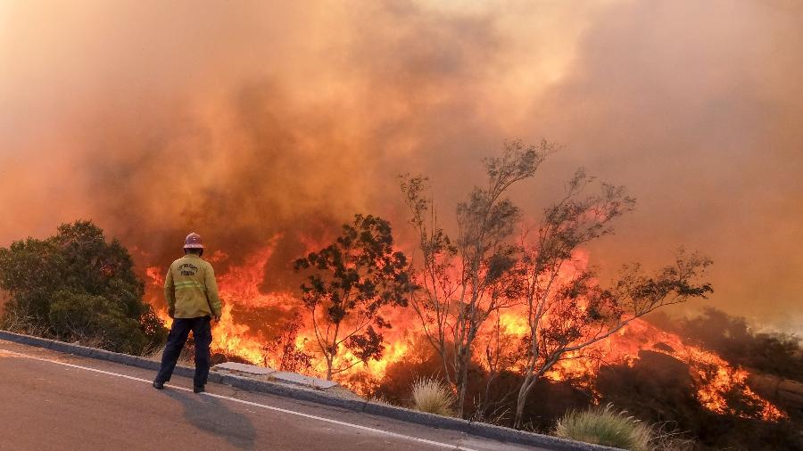 12.nov.2018 - Bombeiro observa incêndio em uma estrada em Simi Valley, Califórnia - Zhao Hanrong/Xinhua