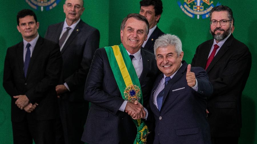 Jair Bolsonaro cumprimenta o ministro Marcos Pontes, da Ciência e Tecnologia - Eduardo Anizelli/Folhapress