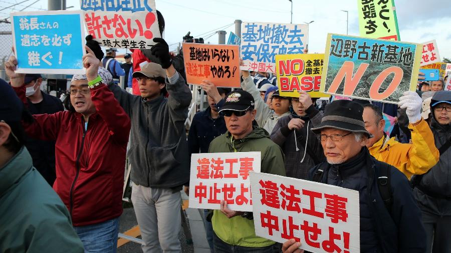 14.dez.2018 - Em frente a uma das bases em Okinawa, japoneses protestam contra a presença militar dos EUA no arquipélago - JIJI PRESS / AFP