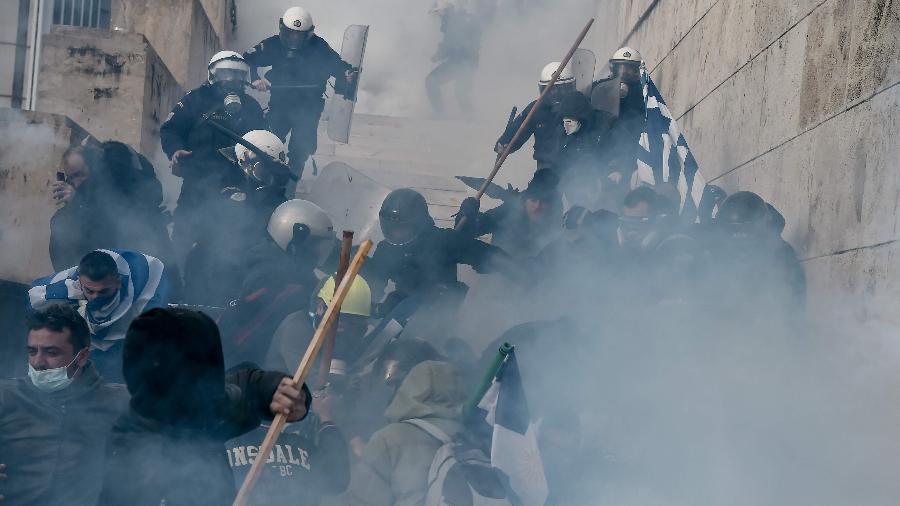 Manifestantes e policiais entram em choque nas ruas de Atenas - Louisa GOULIAMAKI / AFP